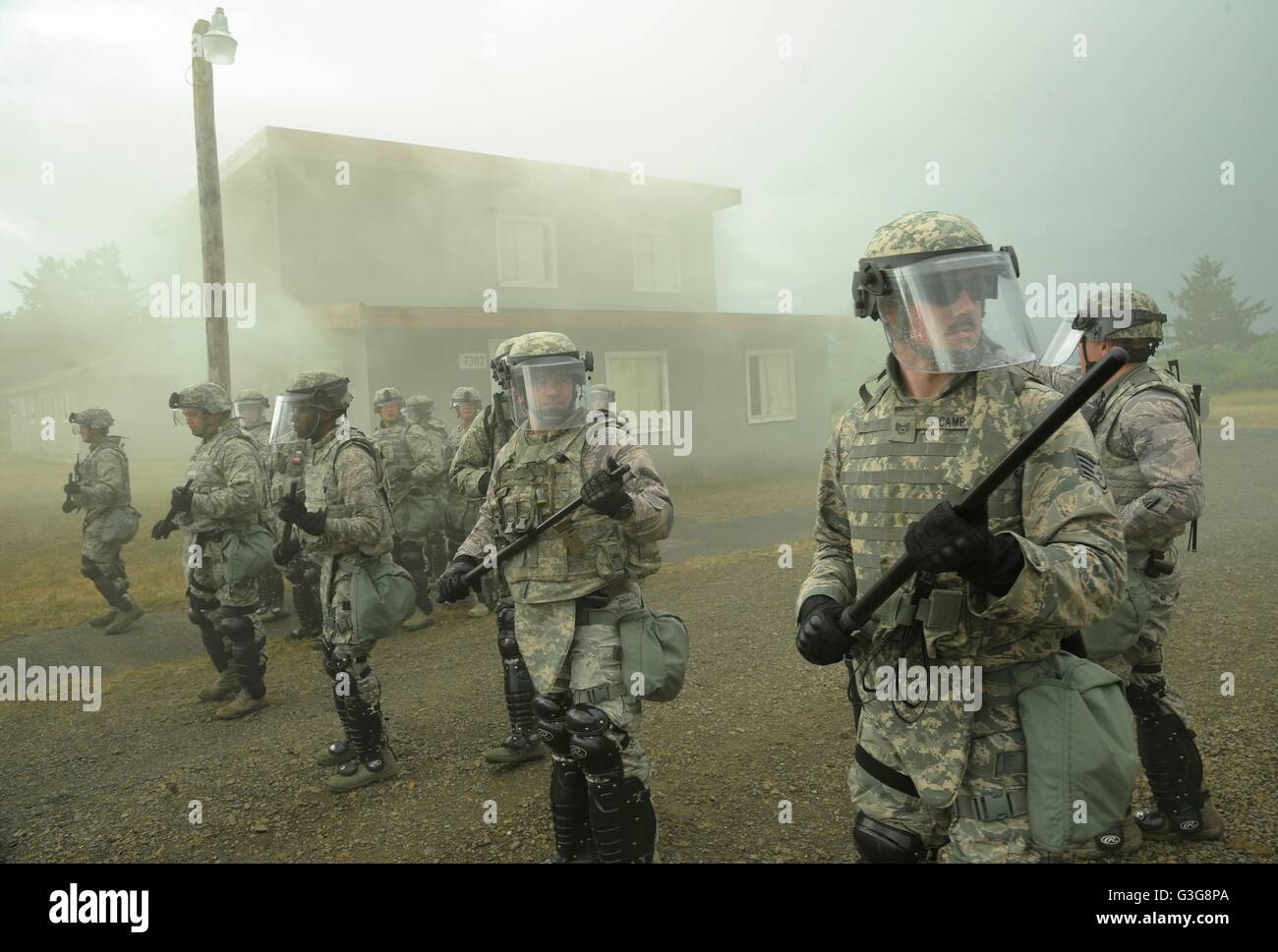 Oregon Air National Guard Security Force Mitglieder trainieren während Aufruhr Steuerungsvorgänge gegen simulierte Demonstranten auf das Camp Rilea Berufsbildungsdorf 10. Juni 2016 in Warrenton, Oregon. Das Training ist Bestandteil der Übung Cascadia Rising Rollenspiel Szenario nach einem Erdbeben der Stärke 9,0. Stockfoto