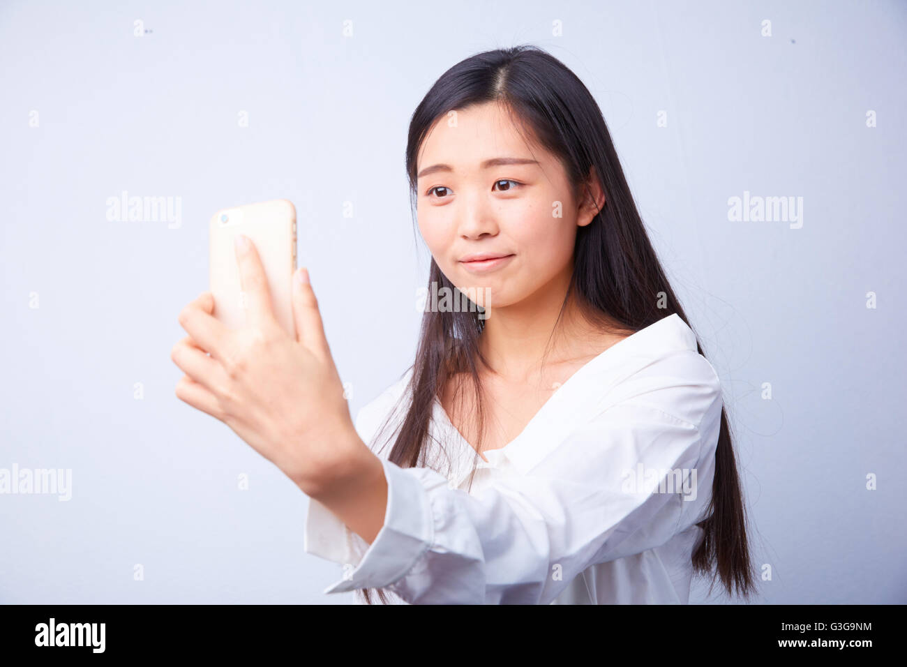 Chinesische Frau in weiß Fotografien selbst Stockfoto