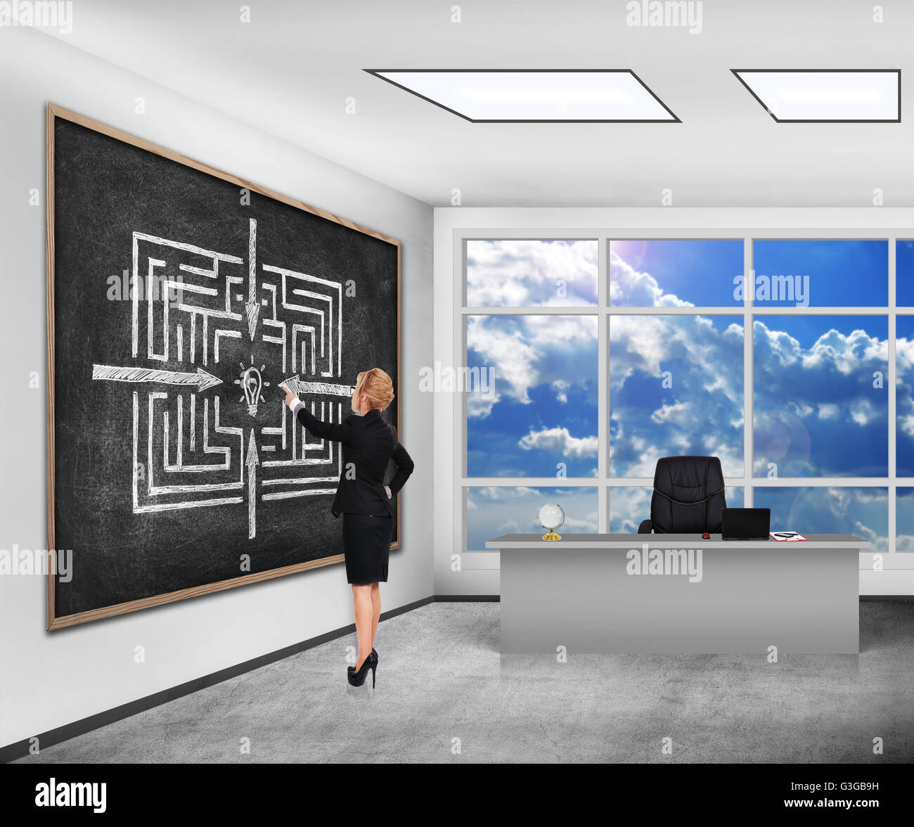 Geschäftsfrau im Klassenzimmer auf Tafel mit Zeichnung Labyrinth zum Erfolg Stockfoto