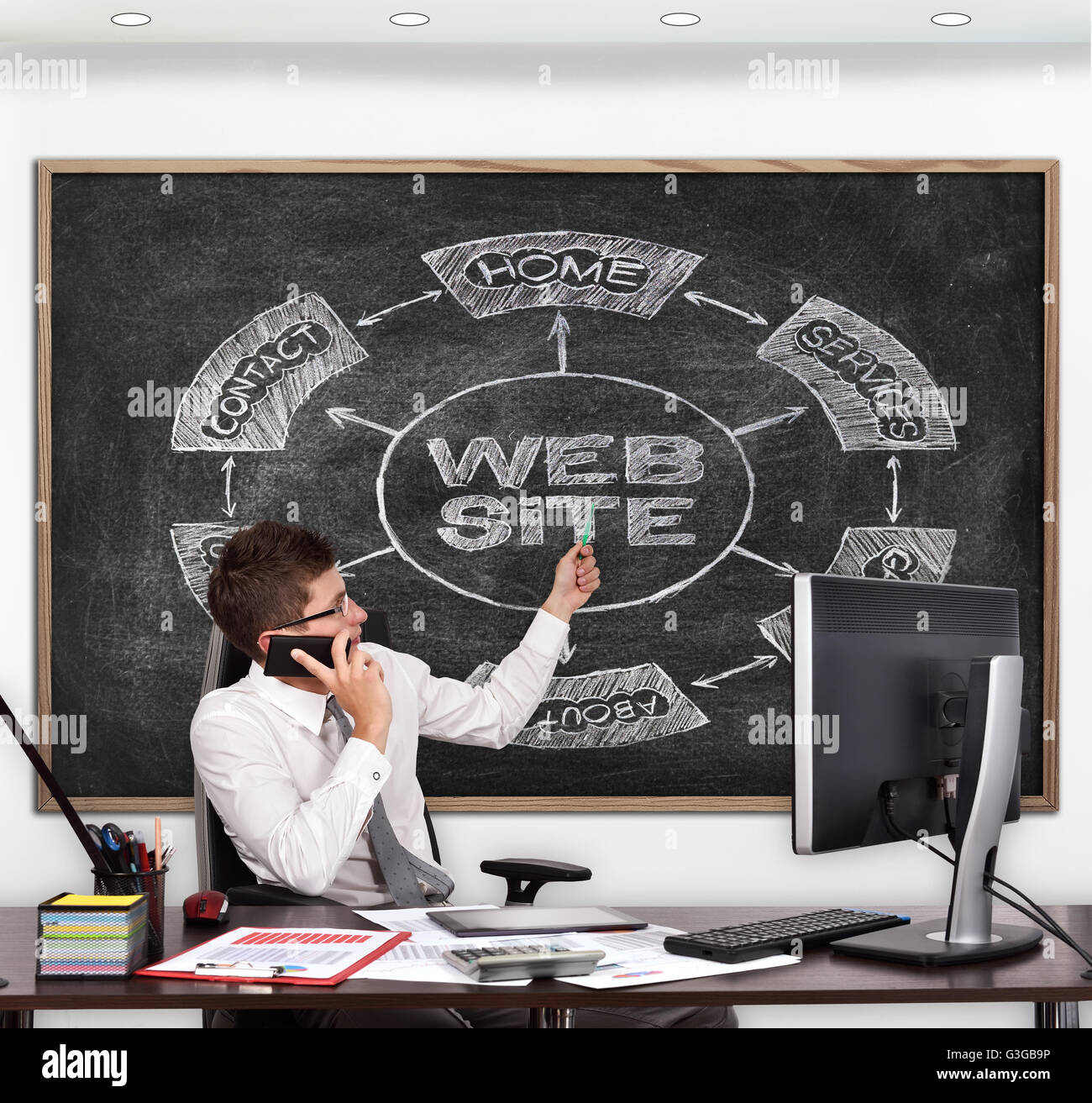 Geschäftsmann in Raum auf der Tafel mit der Erstellung von Website-Konzept Stockfoto