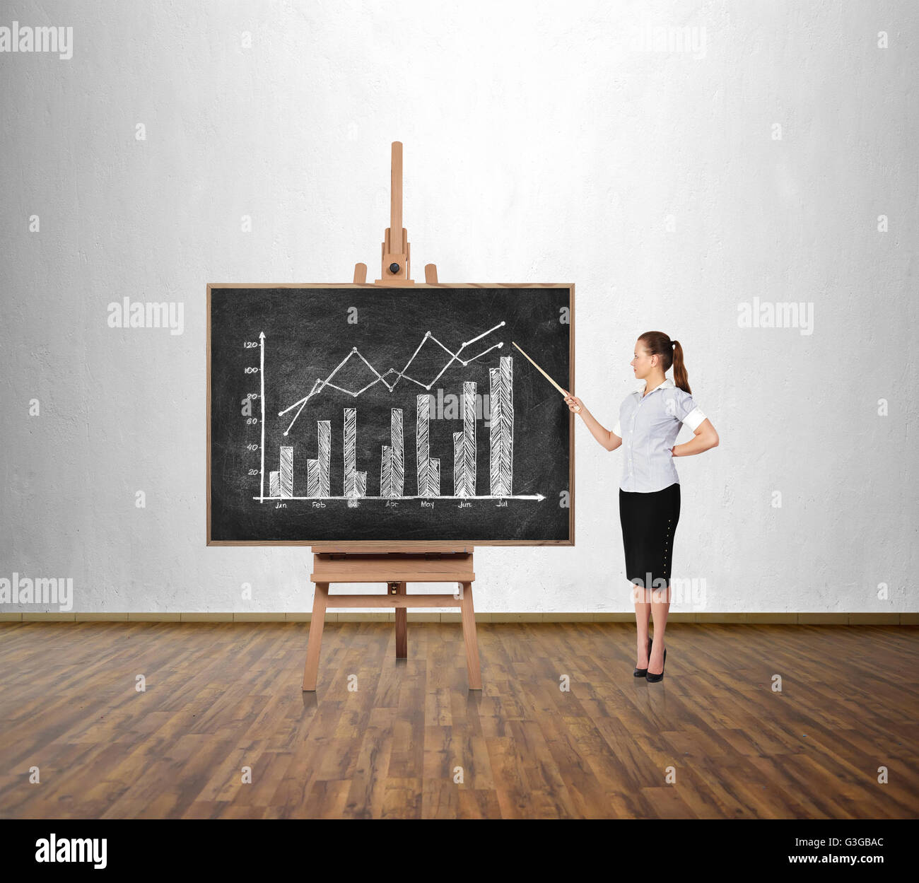 Frau mit Zeiger zeigt auf einem Brett. Zeichnung-Geschäft-Diagramm Stockfoto