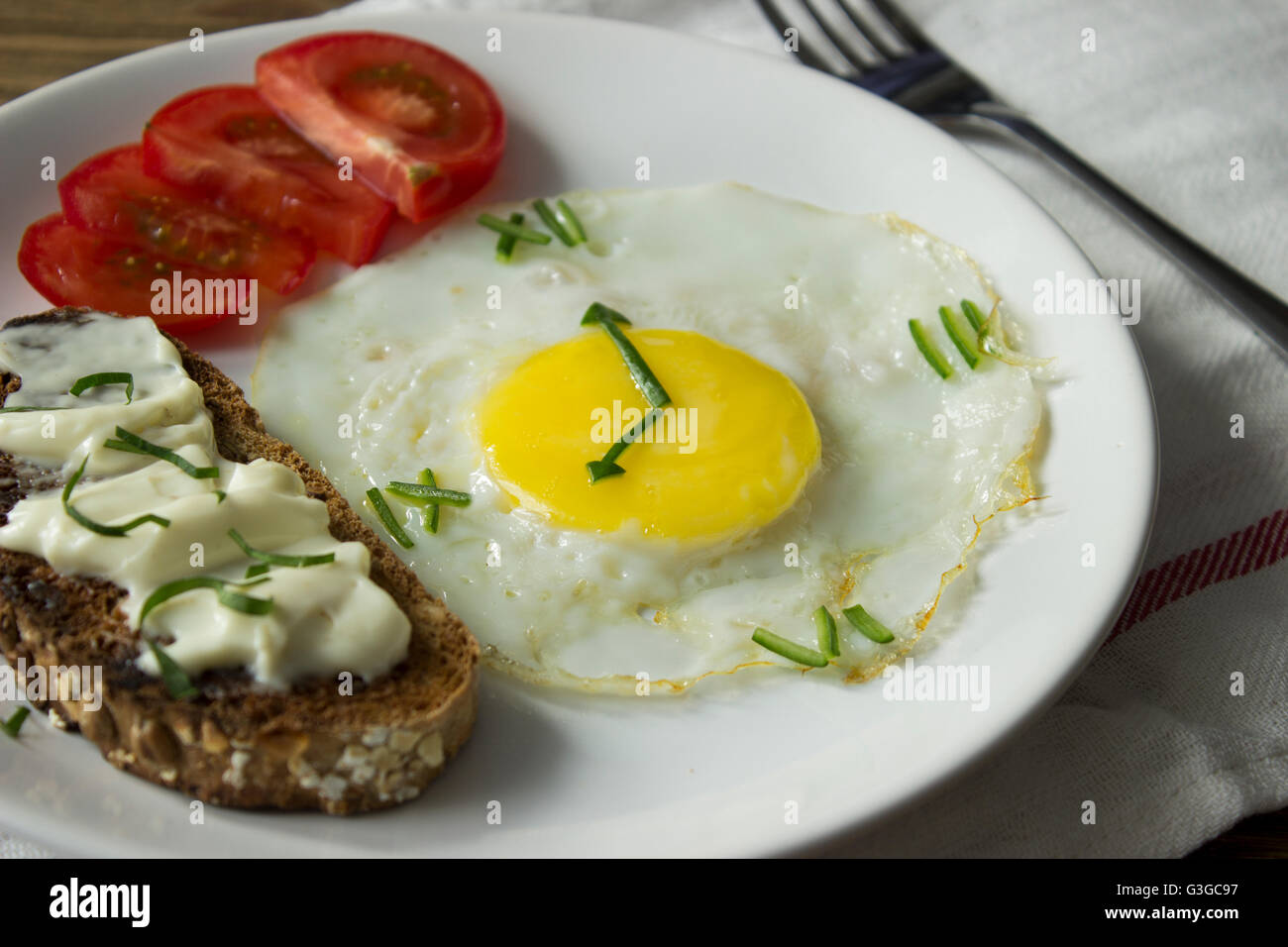 Frühstück mit ein gebratenes Ei in Form einer Uhr Stockfoto