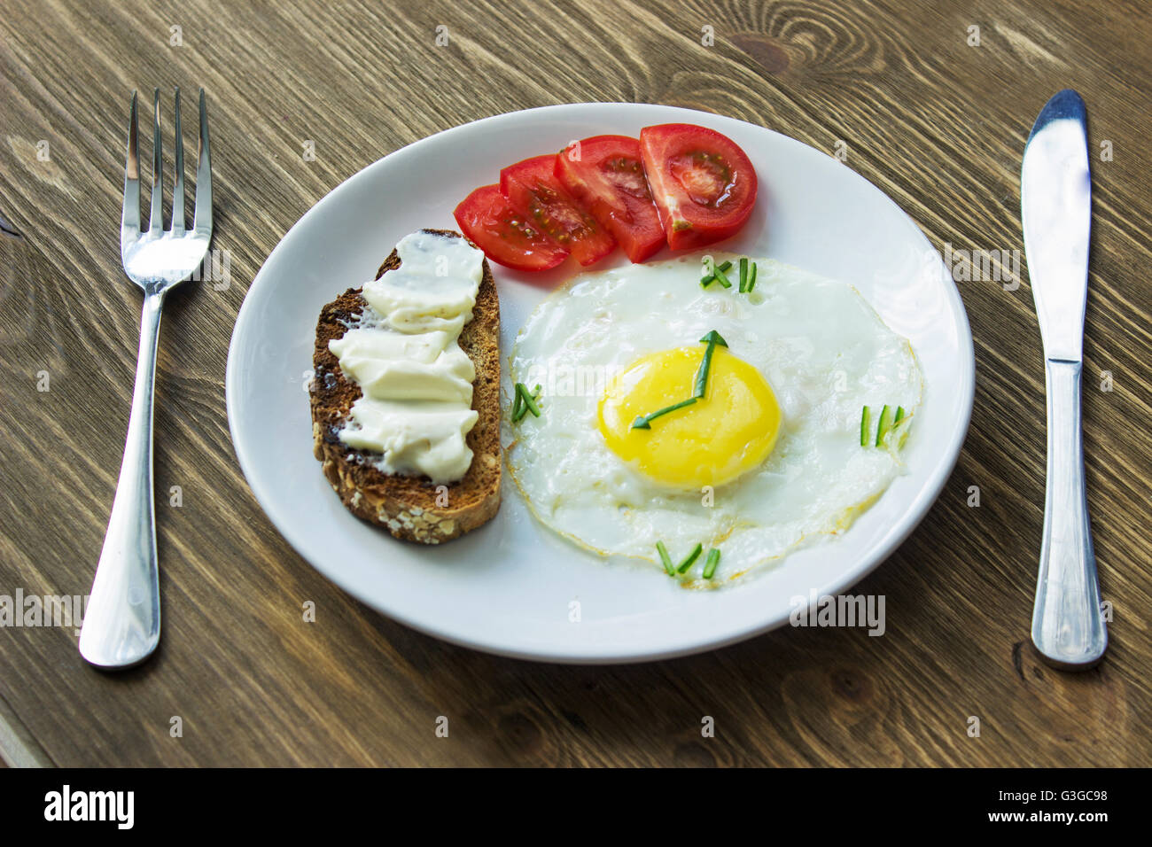 Frühstück mit ein gebratenes Ei in Form einer Uhr Stockfoto