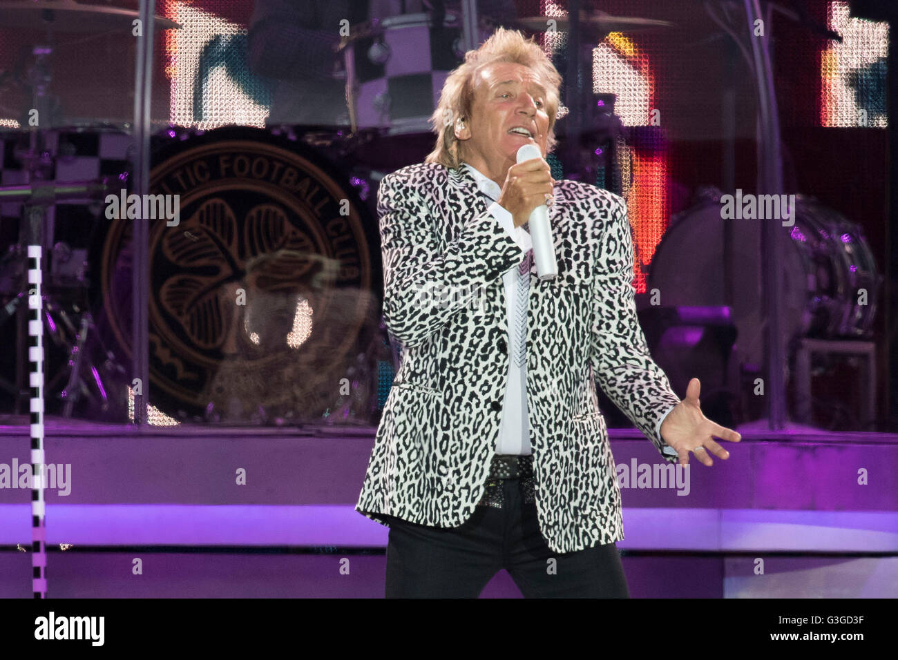 Sänger Rod Stewart führt auf der Bühne während seiner Tour 2016 im Cardiff City Stadium Stockfoto