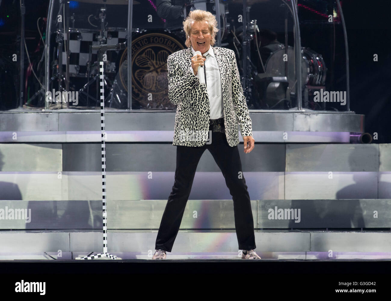 Rod Stewart führt auf der Bühne in Cardiff, Südwales. Stockfoto