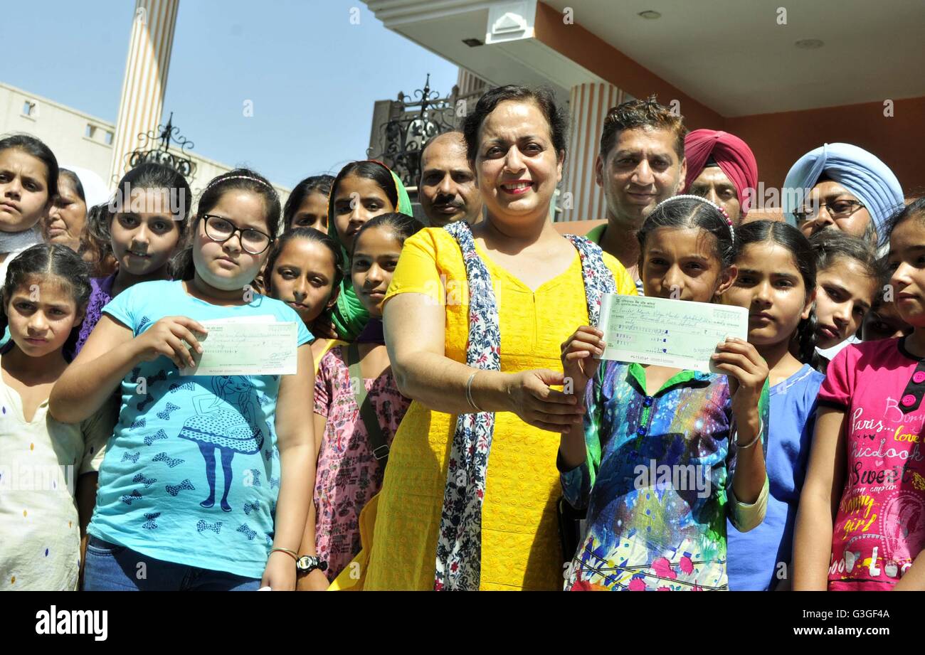 Patiala, Indien. 15. Mai 2016. Mitglieder des Dr. harten Charitable Trust verteilen Kontrollen der Ausbildungsförderung rund 83 Bedürftigen und verdienstvolle Mädchen Studenten aus aller Punjab für ihre Ausbildung. © Rajesh Sachar/Pacific Press/Alamy Live-Nachrichten Stockfoto