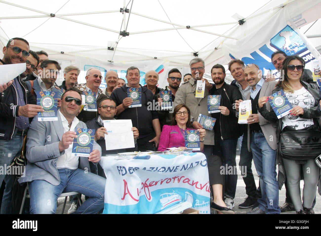 Neapel, Italien. 14. Mai 2016. Renata Polverini fördert die Petition zur Änderung Artikel 62 des Gesetzes vom 9. April 2008, n. 81, mit öffentlichen Verkehrsmitteln. © Salvatore Esposito/Pacific Press/Alamy Live-Nachrichten Stockfoto