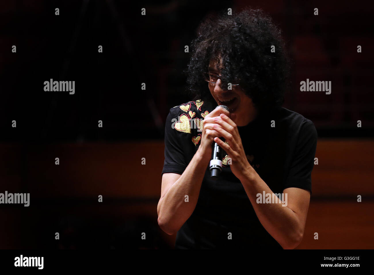 Turin, Italien. 13. Mai 2016. Giovanni Allevi zurück in Italien nach einer Reihe von erfolgen im Osten, in eine dreifache Rolle als Komponist, Pianist und Dirigent. Präsentiert Musik der größten Meisterwerke für Chor und Orchester in der Geschichte der Musik: von Johann Sebastian Bach, Carl Orff, von Giuseppe Verdi, George Frideric Handel und Mozart. © Daniela Parra Saiani/Pacific Press/Alamy Live-Nachrichten Stockfoto