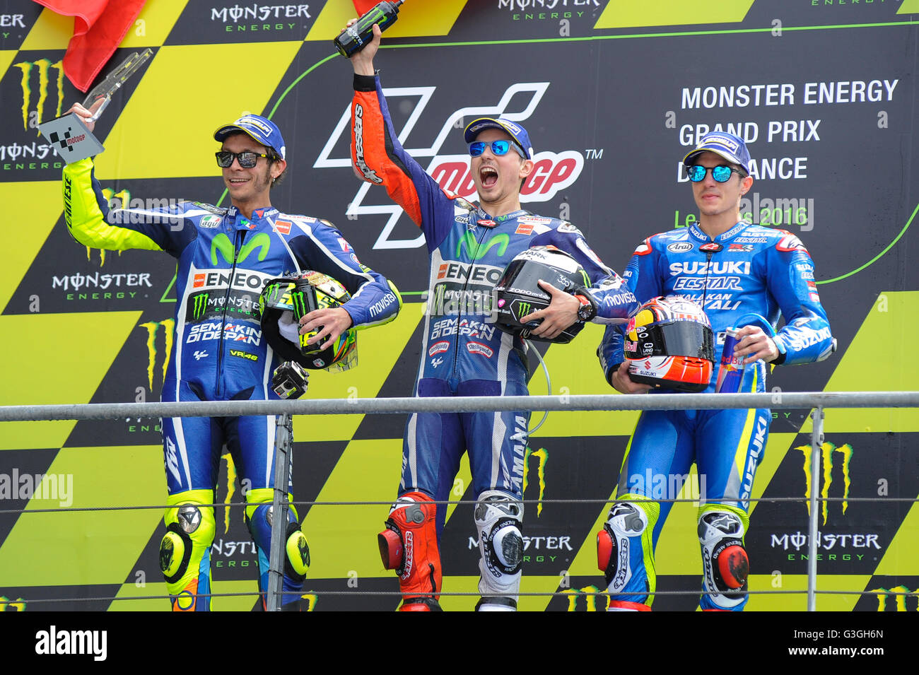 Le Mans, Frankreich. 8. Mai 2016. Von links: Valentino Rossi, Jorge Lorenzo, Maverick Viñales während am Tag des MotoGP-Rennens. Die MotoGP ist die Königsklasse des Motorrad-Straßenrennen. Es ist derzeit in drei Klassen unterteilt: MotoGP, Moto2 und Moto3. Alle drei Klassen verwenden 4-Takt-Motoren. Im Jahr 2010 wurden von der neuen Moto2 600 ccm 4-Takt-Klasse 250 ccm Zweitakter ersetzt. © Gaetano Piazzolla/Pacific Press/Alamy Live-Nachrichten Stockfoto