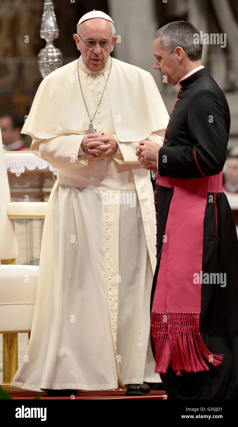 Vatikanstadt, Vatikan. 5. Mai 2016. Papst Francis den Vorsitz bei der Mahnwache in den Petersdom, die Tränen abzuwischen. Gebete und Stotie von nassen und trockenen Lascrime Leben durch den Glauben, wurde gesagt, von einigen Familien in Sankt Peter vorhanden. © Andrea Franceschini/Pacific Press/Alamy Live-Nachrichten Stockfoto