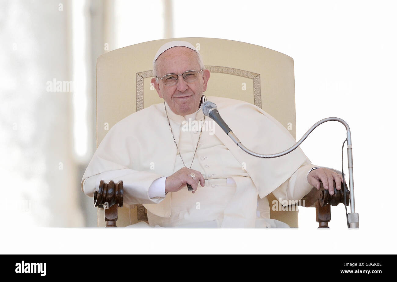 Vatikanstadt, Vatikan. 4. Mai 2016. Papst Francis, bevor Tausende von Gläubigen das Gleichnis vom verlorenen Schaf, erinnerte während der Generalaudienz am Mittwoch, daran erinnern, dass Gott niemanden, nicht beseitigen lässt Gott liebt alle, denn Gottes Barmherzigkeit und Liebe. © Andrea Franceschini/Pacific Press/Alamy Live-Nachrichten Stockfoto