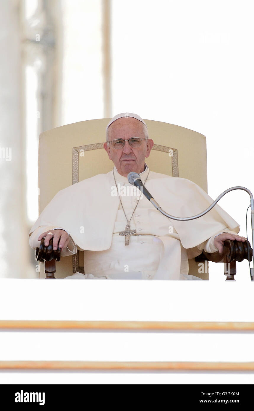 Vatikanstadt, Vatikan. 4. Mai 2016. Papst Francis, bevor Tausende von Gläubigen das Gleichnis vom verlorenen Schaf, erinnerte während der Generalaudienz am Mittwoch, daran erinnern, dass Gott niemanden, nicht beseitigen lässt Gott liebt alle, denn Gottes Barmherzigkeit und Liebe. © Andrea Franceschini/Pacific Press/Alamy Live-Nachrichten Stockfoto