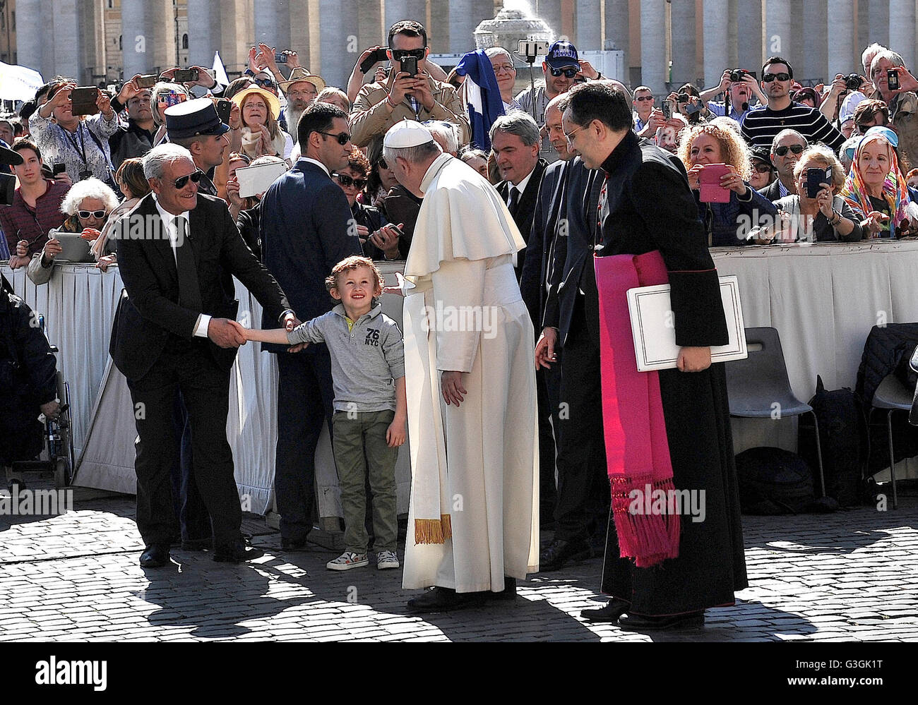 Vatikanstadt, Vatikan. 4. Mai 2016. Papst Francis, bevor Tausende von Gläubigen das Gleichnis vom verlorenen Schaf, erinnerte während der Generalaudienz am Mittwoch, daran erinnern, dass Gott niemanden, nicht beseitigen lässt Gott liebt alle, denn Gottes Barmherzigkeit und Liebe. © Andrea Franceschini/Pacific Press/Alamy Live-Nachrichten Stockfoto