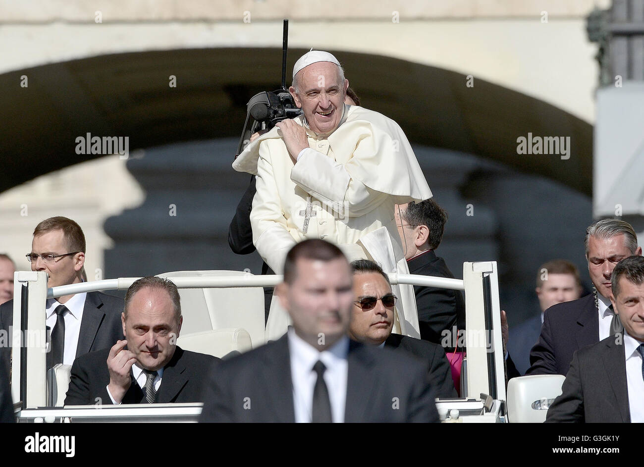 Vatikanstadt, Vatikan. 4. Mai 2016. Papst Francis, bevor Tausende von Gläubigen das Gleichnis vom verlorenen Schaf, erinnerte während der Generalaudienz am Mittwoch, daran erinnern, dass Gott niemanden, nicht beseitigen lässt Gott liebt alle, denn Gottes Barmherzigkeit und Liebe. © Andrea Franceschini/Pacific Press/Alamy Live-Nachrichten Stockfoto