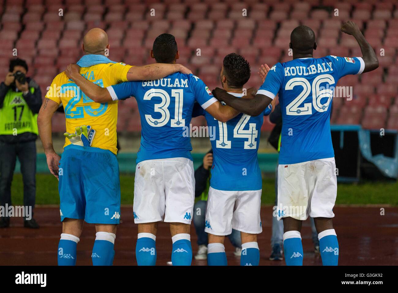 Neapel, Italien. 2. Mai 2016. Team feiert unter Curva B nach seinem Tor in der Serie A Match zwischen SSC Napoli und Atalanta im Stadio San Paolo. Naples gewinnt 2-1 Atalanta. © Ernesto Vicinanza/Pacific Press/Alamy Live-Nachrichten Stockfoto