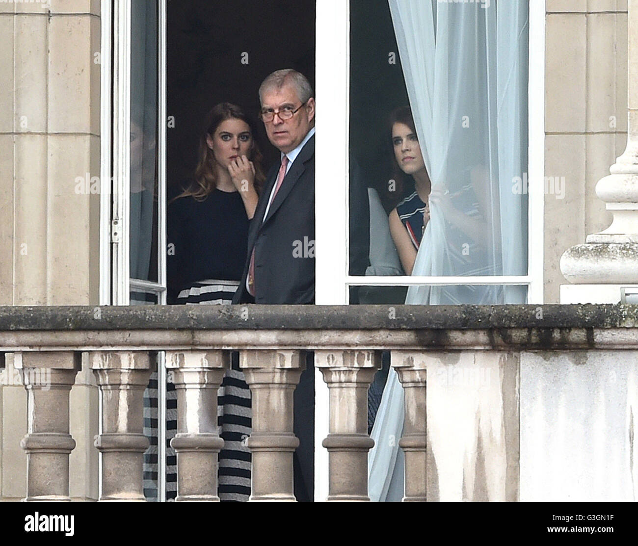 (links nach rechts) Prinzessin Beatrice, der Herzog von York und Prinzessin Eugenie Blick aus dem Fenster am Buckingham Palace, central London, vor der Patron Mittagessen zu Ehren des 90. Geburtstag der Königin in der Mall. Stockfoto