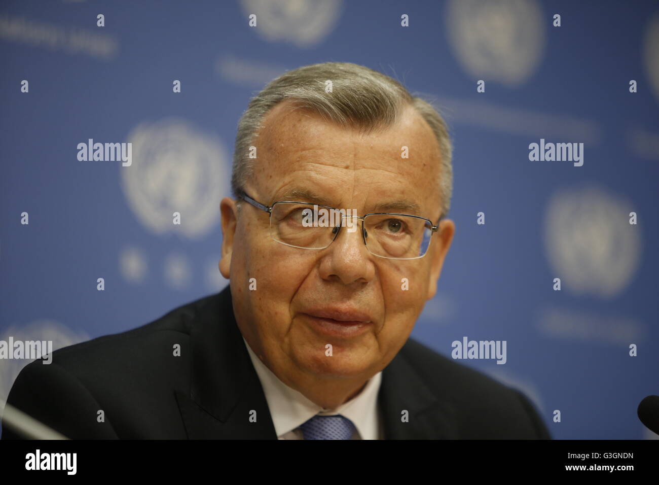 New York City, USA. 19. April 2016. Yuri Fedetov, geschäftsführender Direktor des Büros der Vereinten Nationen für Drogen & Crime (UNODC), hält Pressekonferenz nach der Tagung der Generalversammlung über Drogensucht Adressierung. Drogenkonsum, sucht & seine Konsequenzen auf internationaler Ebene standen im Mittelpunkt der Vereinten Nationen Generalversammlung Sitzung heute sowie ein Aufruf zum Verbot als primäre Methode der Verringerung der Schäden des Drogenkonsums in der UN-Nachbarschaft selbst zu beenden. © Andy Katz/Pacific Press/Alamy Live-Nachrichten Stockfoto