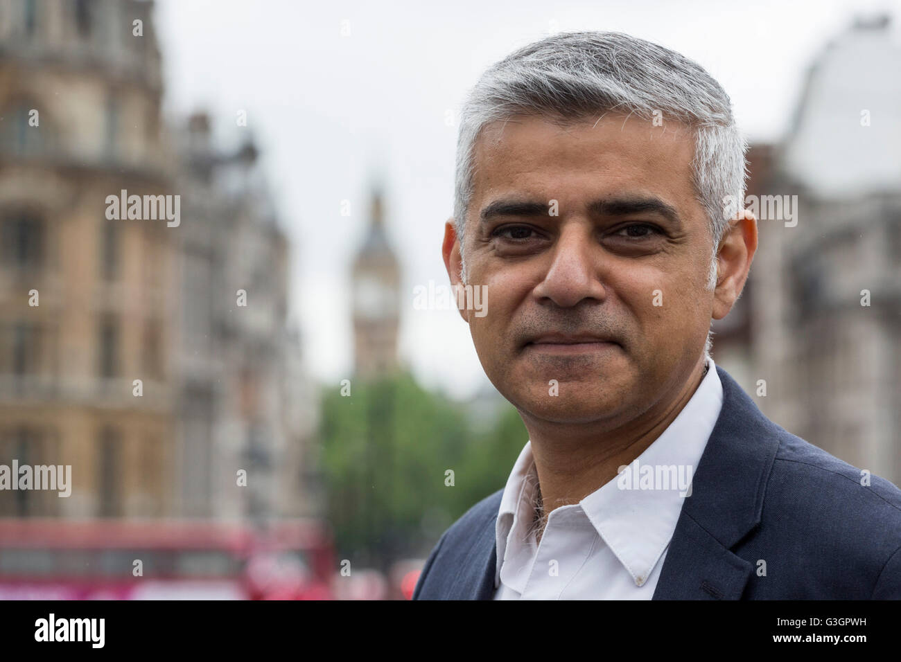 London, UK. 12. Juni 2016. Sadiq Khan, Bürgermeister von London, britischer Politiker und Mitglied der Labour Party. Im Hintergrund Das Londoner Wahrzeichen Big Ben. Stockfoto