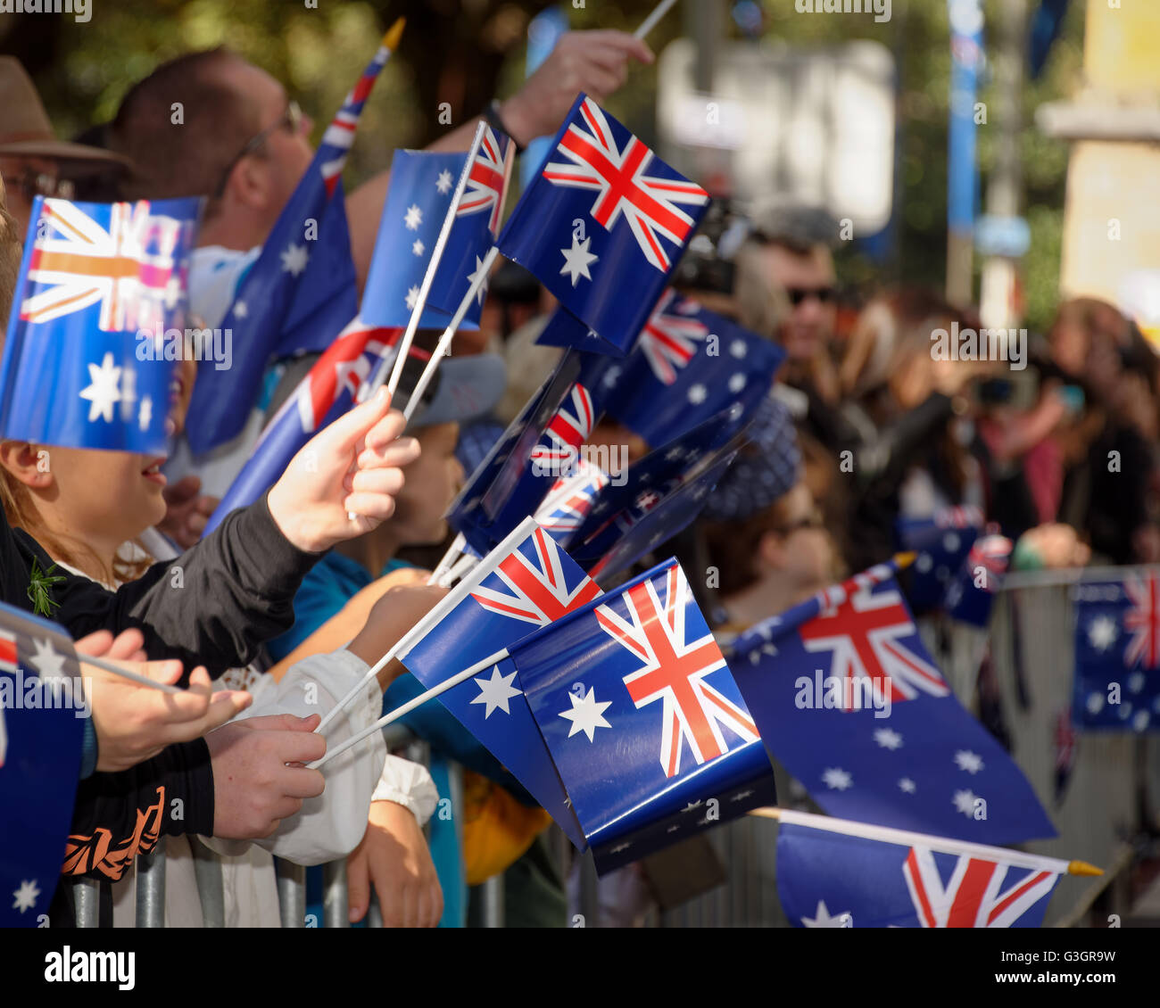 Sydney, Australien. 25. April 2016. Veteranen und Familienangehörigen marschieren während der ANZAC Day Parade in Sydney, Australien. Australier gedacht 101 Jahre, da die australische und die New Zealand Army Corp (ANZAC) an den Ufern von Gallipoli auf 25. April 1915, während des 1. Weltkrieges gelandet. © Hugh Peterswald/Pacific Press/Alamy Live-Nachrichten Stockfoto