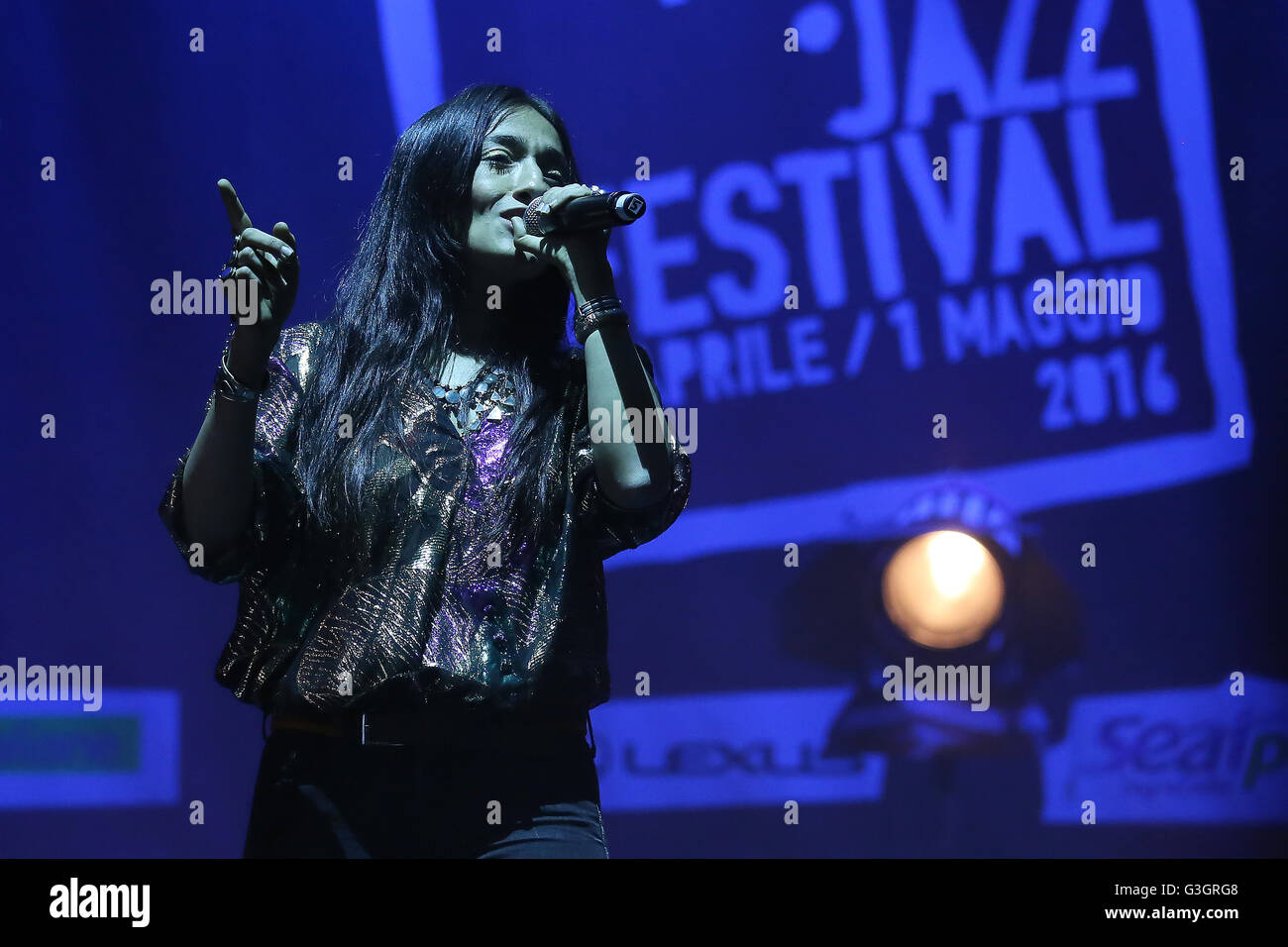 Turin, Italien. 23. April 2016. In Schlossplatz in Turin anlässlich des Torino Jazz Festival, Hindi Zahra, marokkanischer Sänger, aufgewachsen in Paris, die erobert die Welt der Gesang in Englisch und Französisch, Berber, auf Soundscapes gezeichnet von Jazz Musik, von Blues bis Gypsy Musik-Gnowa, durchgeführt von Roy Paci und seine "Orchestra del Fuoco", live begleitet enthalten, die einige Stücke aus dem Repertoire der Sängerin mit verschiedenen Arrangements und ungeschnitten. © Daniela Parra Saiani/Pacific Press/Alamy Live-Nachrichten Stockfoto