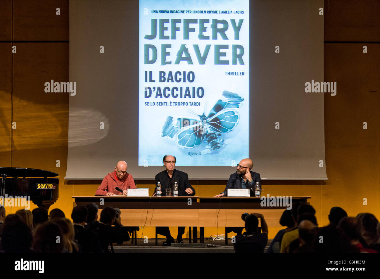 Turin, Italien. 13. Mai 2016. Jeffery Deaver spricht während der XXIX internationale Buchmesse in Turin. Im Hintergrund ist das Cover seines letzten Buches ("Stahl Kuss"). © Nicolò Campo/Pacific Press/Alamy Live-Nachrichten Stockfoto
