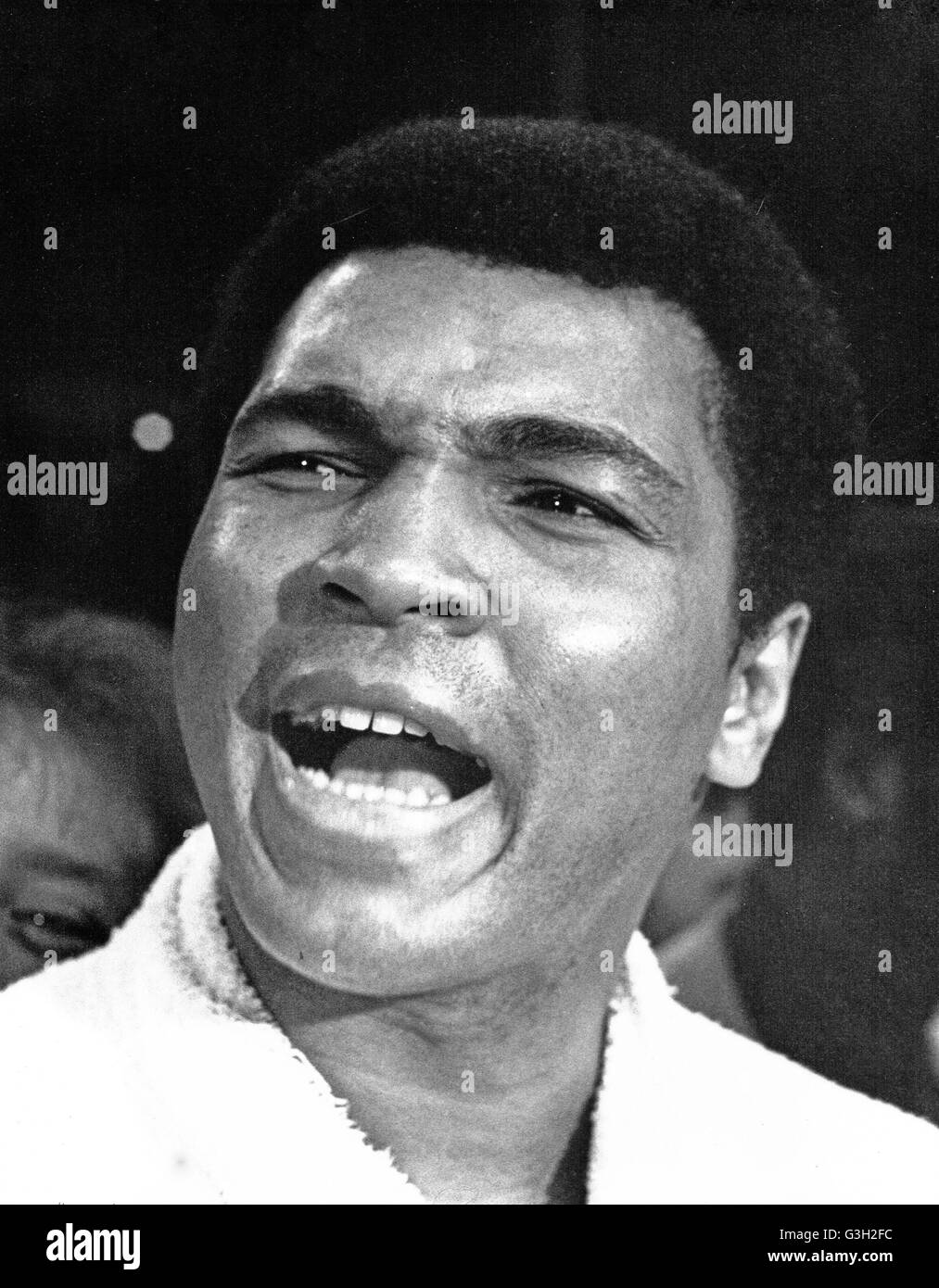 15. Mai 1977 - Landover, Maryland, Vereinigte Staaten von Amerika - Schwergewichts-Champion Muhammad Ali scheint sehr zuversichtlich, da er die Zeremonie-wiegen vor seinem fünfzehn runden Schwergewichts-Titelkampf gegen Herausforderer Alfredo Evangelista Spaniens im Capitol Centre in Landover, Maryland am 15. Mai 1977 besucht.  Ali Zünglein an der Waage bei 221 1/2 Pfund.  Alis Geldbörse werden $ 2,7 Millionen und Evangelista erhalten $85, 000..Credit: Arnie Sachs / CNP (Credit-Bild: © Arnie Sachs/CNP über ZUMA Draht) Stockfoto