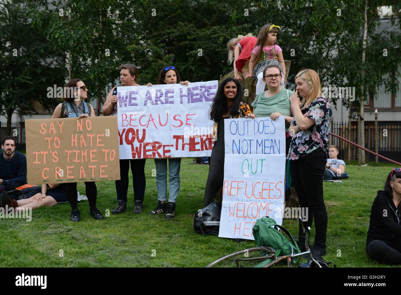 London, UK. 24. Juni 2016. Pro-Europa und Migranten Rallye in London stattfand.  Demonstranten halten Banner zur Unterstützung von Migranten und Flüchtlingen. Bildnachweis: Marc Ward/Alamy Live-Nachrichten Stockfoto