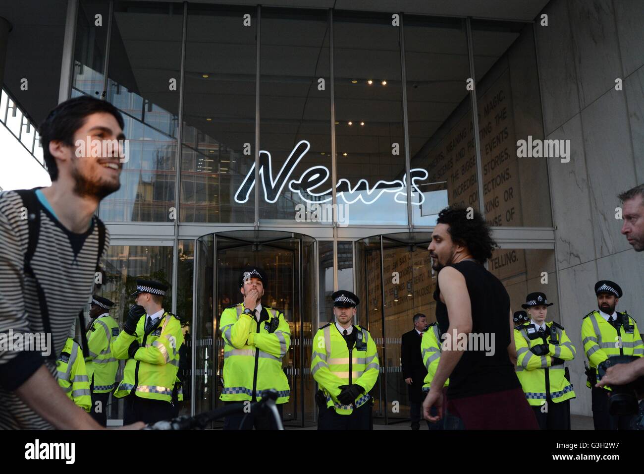 London, UK. 24. Juni 2016. Pro-Europa und Migranten Rallye in London stattfand.  Polizei warten draußen News International, Demonstranten aus stürmt es zu stoppen. Bildnachweis: Marc Ward/Alamy Live-Nachrichten Stockfoto