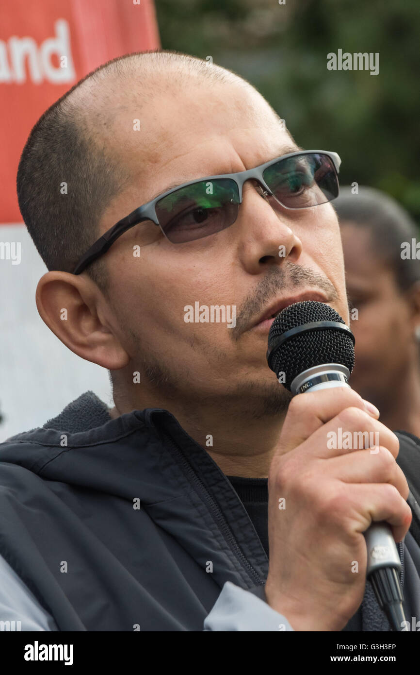 London, UK. 24. Juni 2016. Juan aus Ecuador, spricht man von den Reinigungskräften, die Teilnahme an der UVW-Streik der Latein-amerikanische Arbeiter bei 100 Holz St bei der Rallye in Alta Ali Park am Tag nach Großbritannien stimmten die EU gegen Rassismus, für die Rechte von Migranten und gegen faschistische Gewalt verlassen. Er verkündet, daß er in den Hungerstreik getreten vom 4. Juli gehen wird, wenn keine Einigung erzielt werden kann. Demonstranten sagen, dass Migration und Migranten wurden angegriffen und zum Sündenbock gemacht nicht nur durch Kampagnen bleiben und lassen, sondern durch die etablierten Parteien und Medien in mehr als 20 Jahren schüren Hass durch darauf Zuwanderung Stockfoto