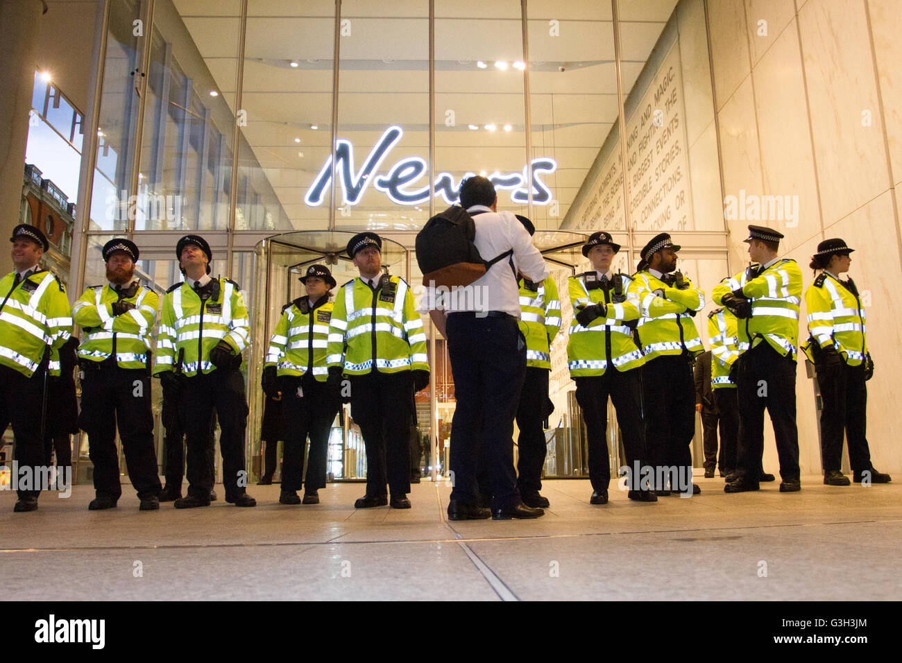 London, England. 24. Juni 2016. Polizei Wache draußen News UK. Brayan Alexander Lopez Garzon/Alamy lebt News Stockfoto