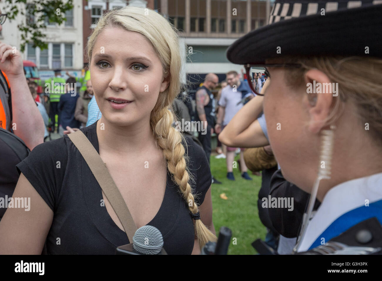 London, UK. 24. Juni 2016. Lauren Southern, eine kanadische libertären Kommentator und Mitwirkenden für die Newsgroup: The Rebel berichtet von "Verteidigen alle Migranten" Post-Austritt Protest. Ein Post EU Referendum Protest unter der Leitung von mehr als 500 pro-Flüchtling Demonstranten und Anti-Regierungs-anarchistischen Gruppen marschierten von Aldgate East London News UK HQ in London Bridge Credit: Guy Corbishley/Alamy Live News Stockfoto