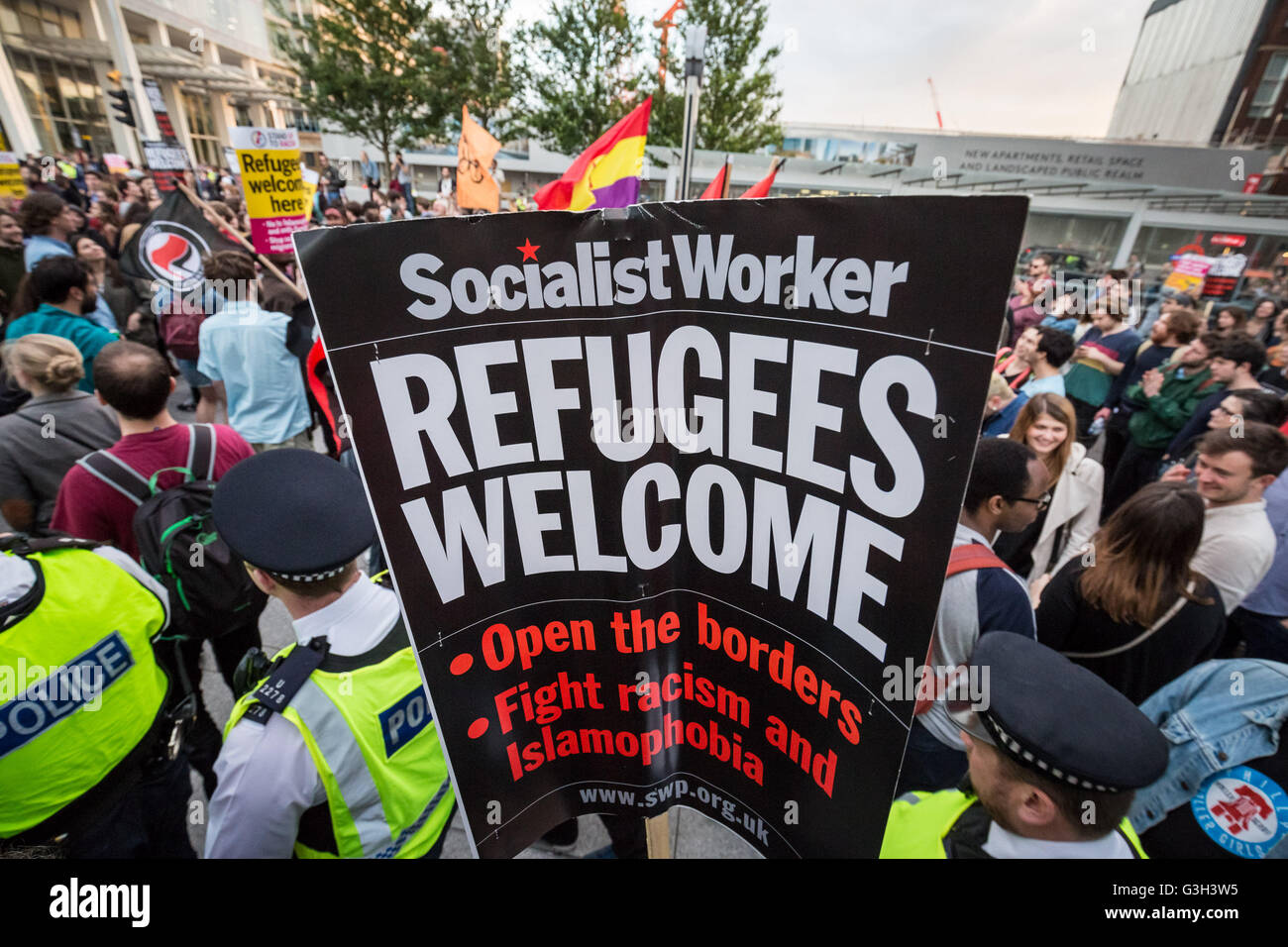 London, UK. 24. Juni 2016. Verteidigen Sie alle Migranten. Ein Post EU Referendum Protest unter der Leitung von mehr als 500 pro-Flüchtling Demonstranten und Anti-Regierungs-anarchistischen Gruppen marschierten von Aldgate East London News UK HQ in London Bridge Credit: Guy Corbishley/Alamy Live News Stockfoto