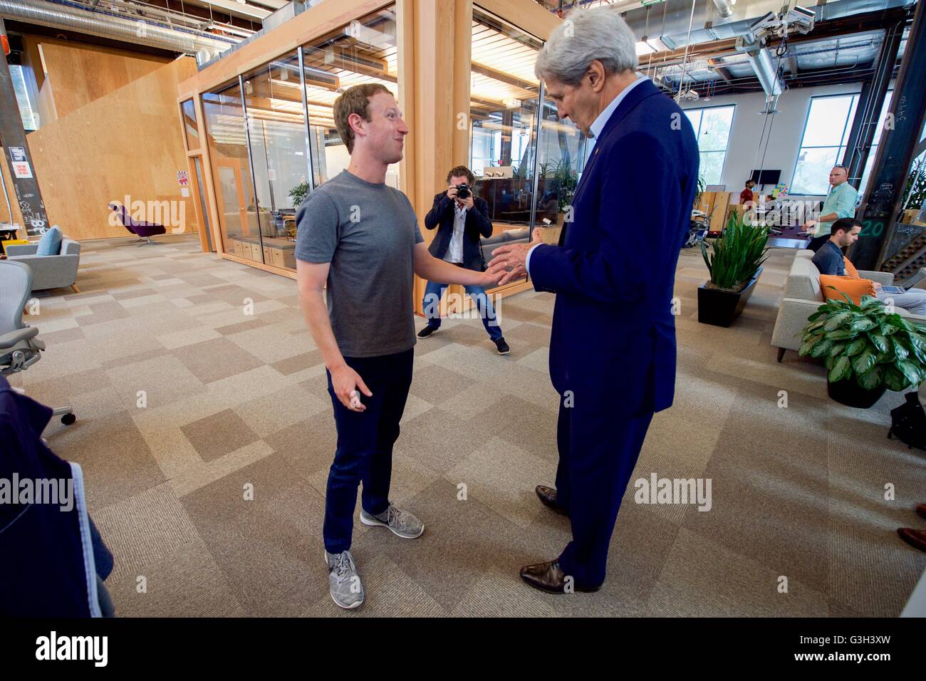 US-Außenminister John Kerry grüßt Facebook CEO Mark Zuckerberg vor ihrem Treffen in Facebooks neue zentrale 23. Juni 2016 in Menlo Park, Kalifornien. Kerry verwendet seine linke Hand als Zuckerberg erholt sich von einem gebrochenen rechten Arm. Stockfoto