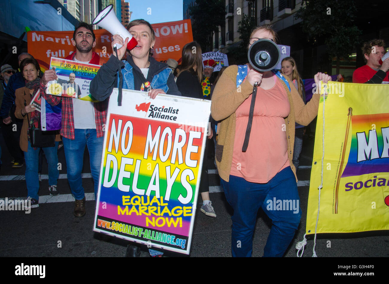 Sydney, Australien 25. Juni 2016: Community Aktion gegen Homophobie Gruppe veranstaltete eine Rallye für Gleichstellung der gleichgeschlechtlichen Ehe zieht große Massen von Sydney Town Hall, Oxford Street marschierten ihre Meinungen über Gleichstellung der gleichgeschlechtlichen Ehe in Australien zum Ausdruck zu bringen. Bildnachweis: Mjmediabox/Alamy Live-Nachrichten Stockfoto