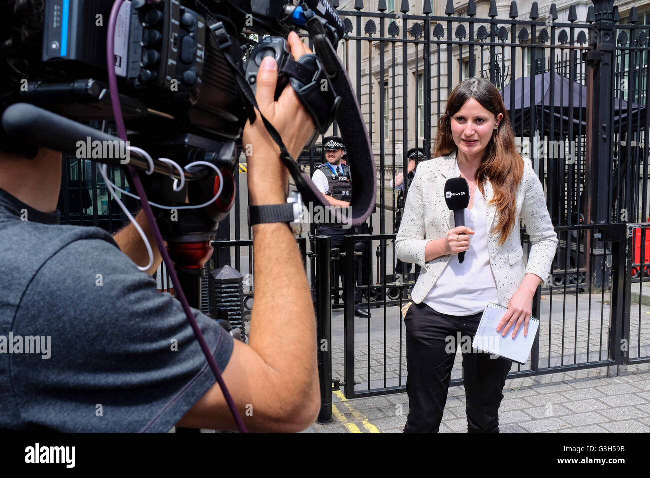 London, Großbritannien. 24. Juni 2016. Fernsehnachrichten-Reporter des italienischen Netzwerks RAI News 24 präsentiert live vor der Kamera außerhalb der Downing Street nach der Ankündigung von Premierminister David Cameron, nach dem Ergebnis des EU-Referendums seinen Rücktritt bekannt zu geben. Stockfoto