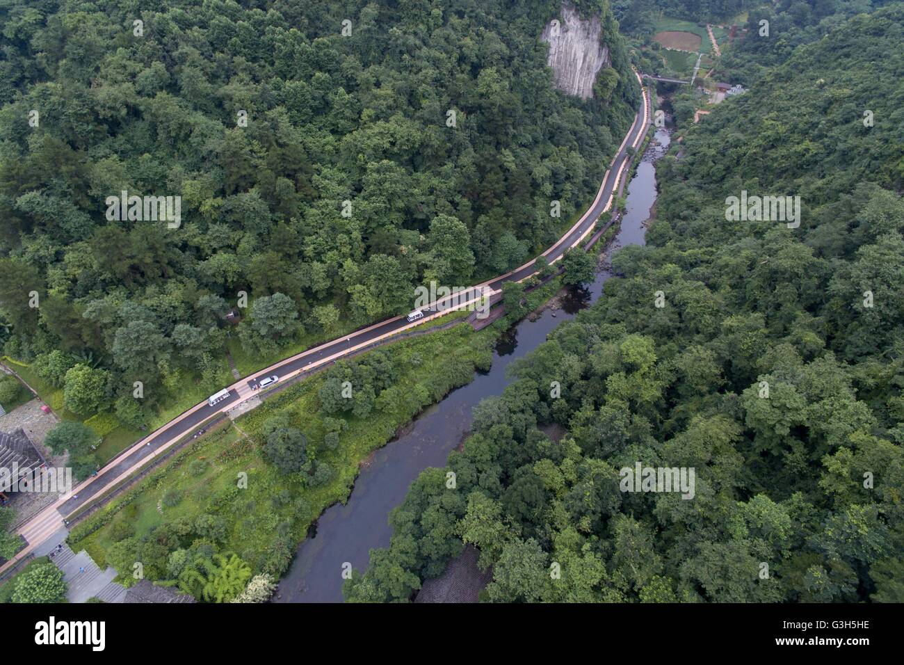 Guiyang. 25. Juni 2016. Eine Luftaufnahme, aufgenommen am 25. Juni 2016 zeigt Ahahu national Wetland Park in Guiyang, Hauptstadt der Südwesten Chinas Provinz Guizhou. Der Wald Abdeckungsgrad von Guiyang hatte fünfundvierzig Prozent im Jahr 2015 erreicht. Die 2016 Eco Forum Global in Guiyang am 8. Juli dieses Jahres startet. © Ou Dongqu/Xinhua/Alamy Live-Nachrichten Stockfoto