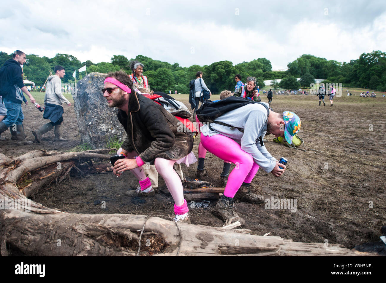 Glastonbury, Somerset, UK. 24. Juni 2016. Szenen aus Glastonbury Music Festival, England, Vereinigtes Königreich, wo es einen Tag Regen Sonnenschein, Schlamm und Musik gewesen ist. Stockfoto