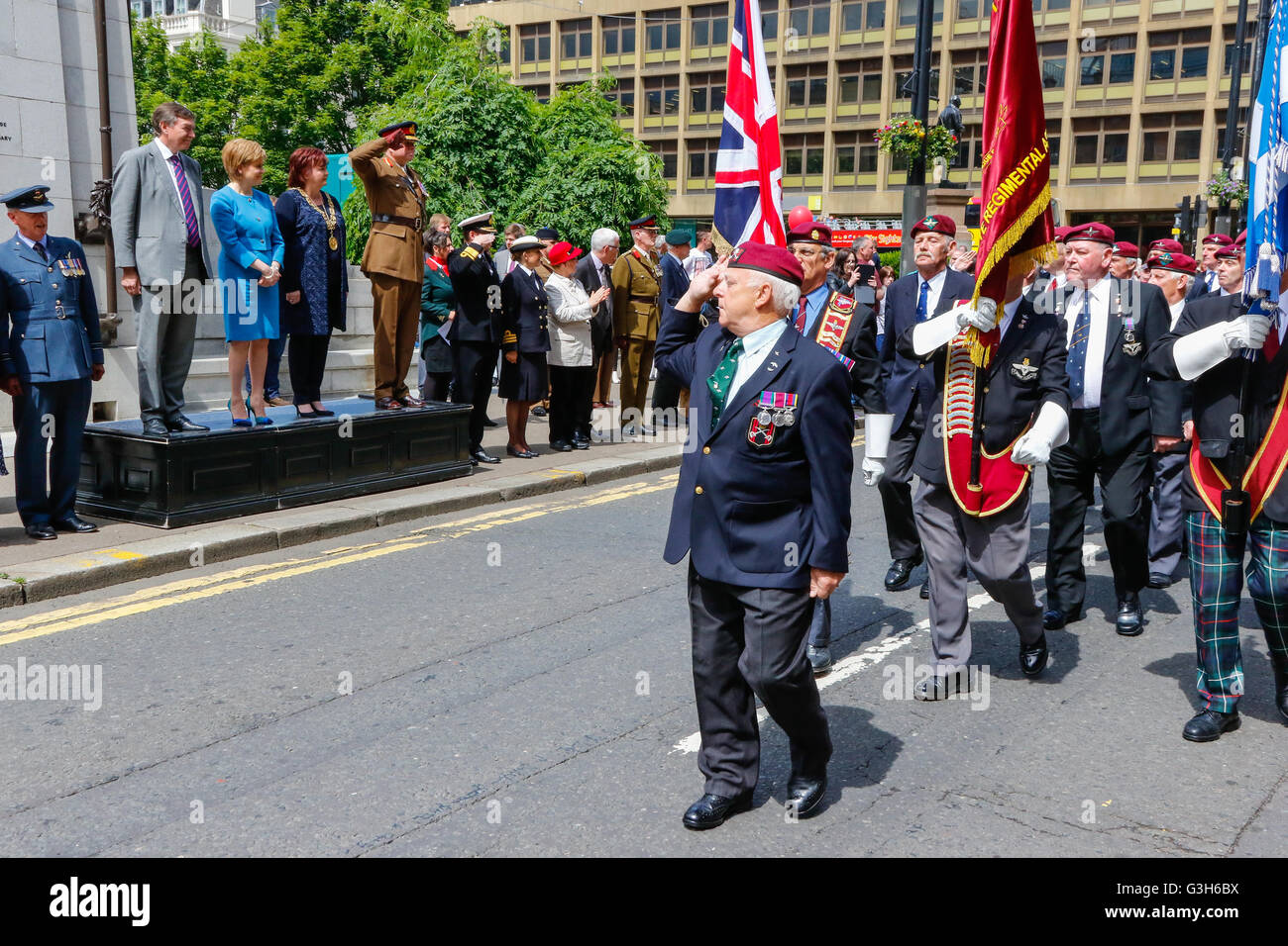 Glasgow, Schottland, Großbritannien. 25. Juni 2016. Nicola Sturgeon nahmen an der jährlichen Streitkräfte Tag feiern auf dem George Square, Glasgow. Sie war Teil der Würdenträger auf dem Podium und nahm die Salute" zusammen mit dem Herrn Leutnant, Propst Sadie Docherty und Offizieren, die alle Kräfte. Credit: Findlay/Alamy leben Nachrichten Stockfoto