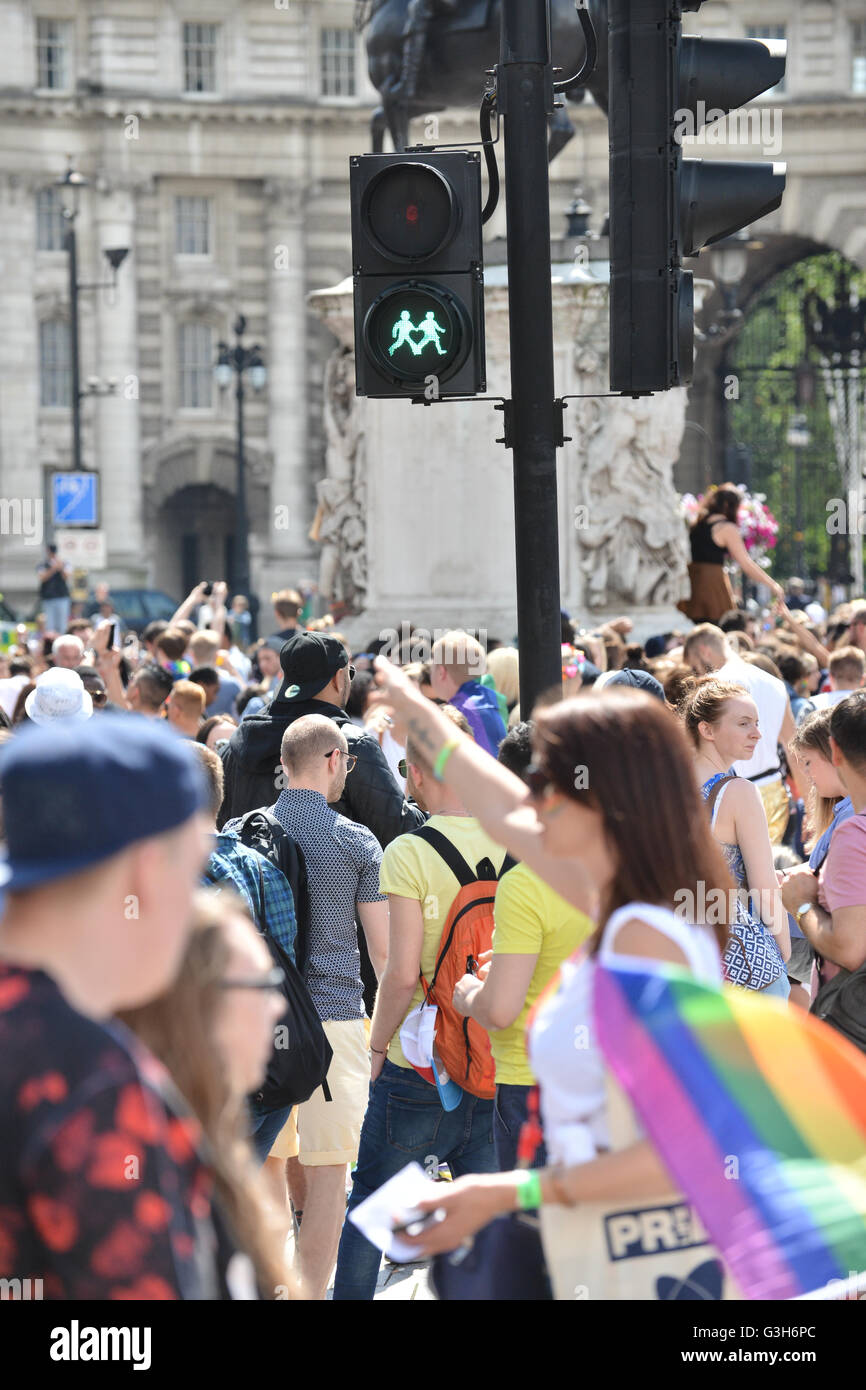 Trafalgar Square, London, UK. 25. Juni 2016. Die 2016 Pride Parade geht durch die Menschenmassen in der Nähe von Trafalgar Square. Stockfoto