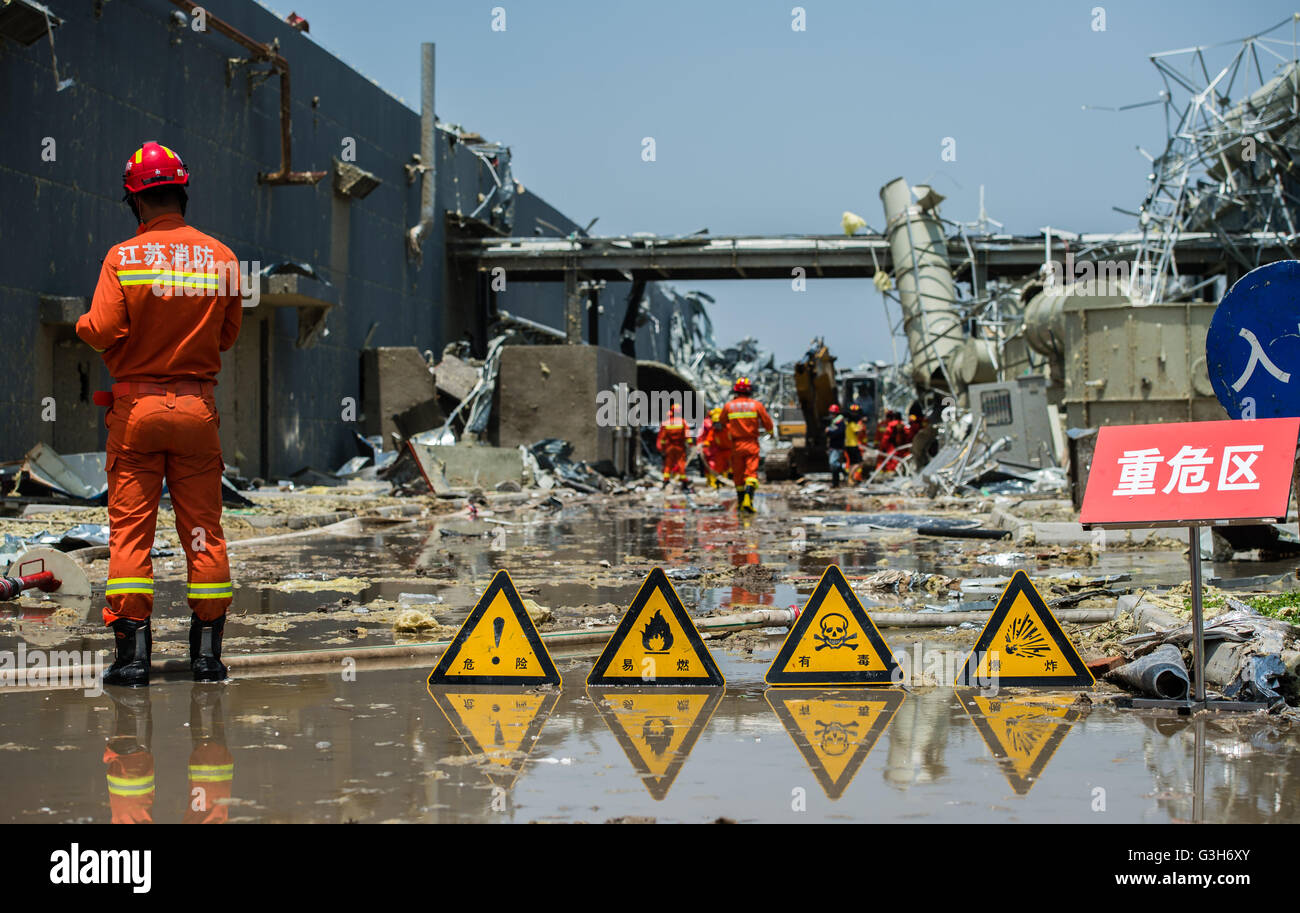 Yancheng, China Jiangsu Provinz. 25. Juni 2016. Feuerwehr entsorgen der gefährlichen Chemikalien bei Atesi Company in der ostchinesischen Provinz Jiangsu, Funing County Yancheng Stadt 25. Juni 2016. Am Samstag wurden die gefährlichen Chemikalien bei Atesi Company in Funing County entsorgt. © Han Yuqing/Xinhua/Alamy Live-Nachrichten Stockfoto