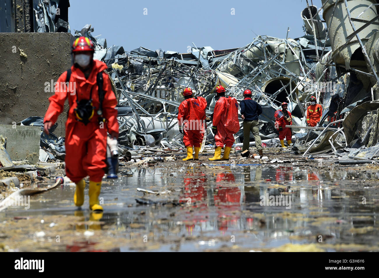 Yancheng, China Jiangsu Provinz. 25. Juni 2016. Feuerwehr entsorgen der gefährlichen Chemikalien bei Atesi Company in der ostchinesischen Provinz Jiangsu, Funing County Yancheng Stadt 25. Juni 2016. Am Samstag wurden die gefährlichen Chemikalien bei Atesi Company in Funing County entsorgt. © Han Yuqing/Xinhua/Alamy Live-Nachrichten Stockfoto
