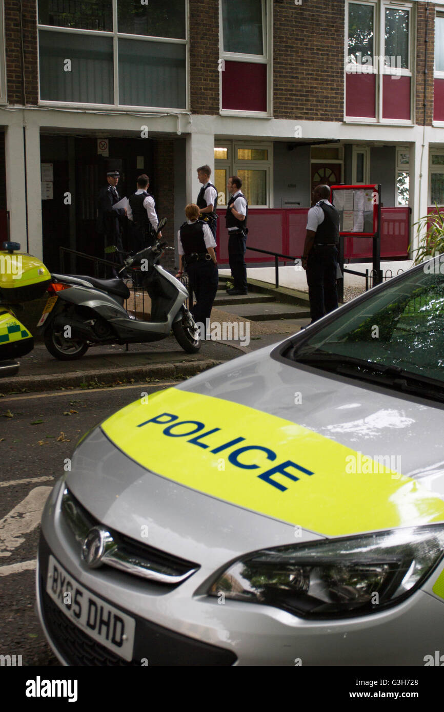 London, England. 25. Juni 2016. Krankenwagen und Polizei Fahrzeuge parkten auf außen Falmouth Straße Chirurgie. Brayan A Lopez Garzon/Alamy Live-Nachrichten Stockfoto