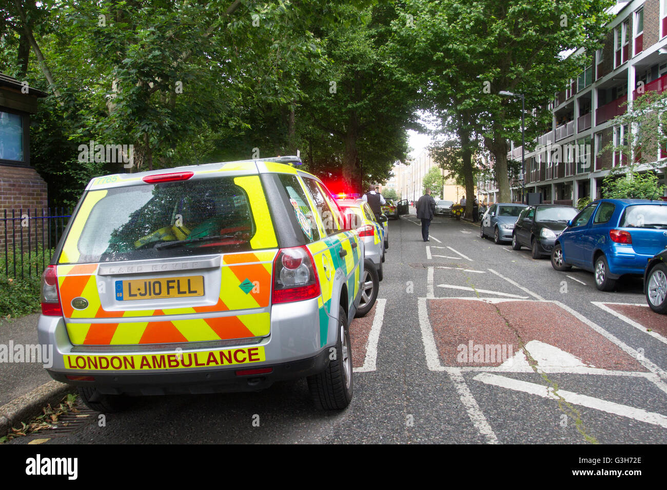 London, England. 25. Juni 2016. Krankenwagen und Polizei Fahrzeuge parkten auf außen Falmouth Straße Chirurgie. Brayan A Lopez Garzon/Alamy Live-Nachrichten Stockfoto