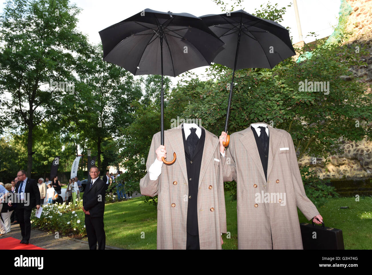 Bad Hersfeld, Deutschland. 24. Juni 2016. Kopflose Figuren zu Fuß auf dem roten Teppich bei der Eröffnung der Bad Hersfelder Festspiele auf dem roten Teppich in Bad Hersfeld, Deutschland, 24. Juni 2016. Foto: UWE ZUCCHI/Dpa/Alamy Live News Stockfoto