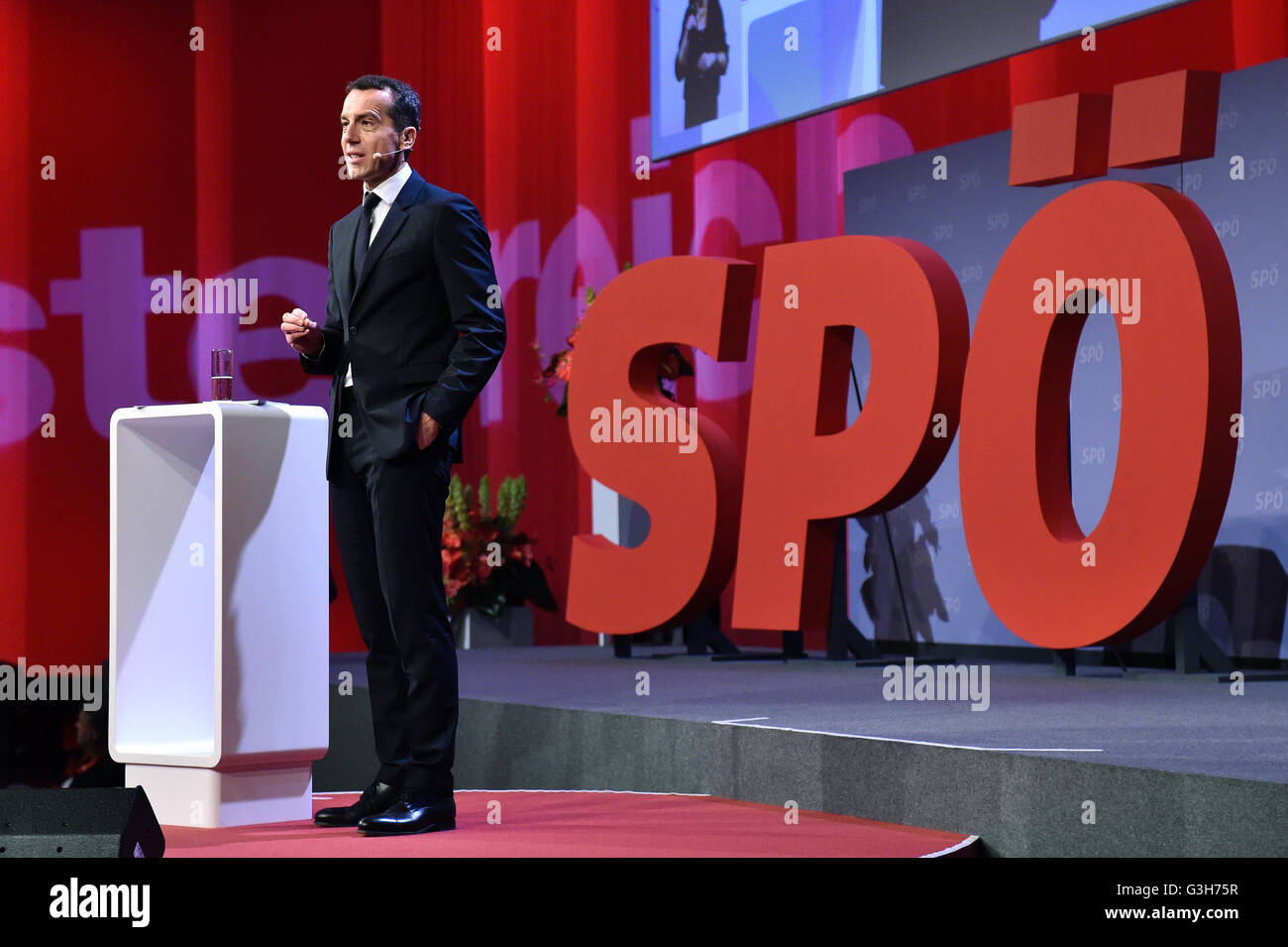 Wien, Österreich. 25. Juni 2016. Der österreichische Bundeskanzler Christian Kern hält eine Rede bei dem Parteitag der Sozialdemokratischen Partei (SPO) in Wien, Österreich, 25. Juni 2016. Kern wird der neue Chef der SPO ordnungsgemäß während des Konvents gewählt werden. © Qian Yi/Xinhua/Alamy Live-Nachrichten Stockfoto