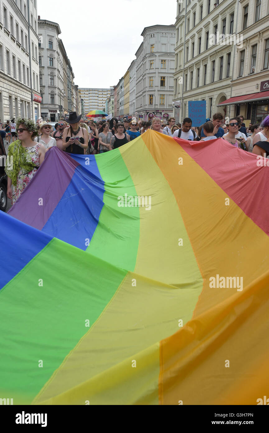 Teilnehmer der Alternative Christopher Street Day (CSD) in Kreuzberg tragen eine übergroße Regenbogenflagge durch Berlin, Deutschland, 25. Juni 2016. Die Parade begann am Oranienplatz und fuhr fort, Heinrichplatz. Foto: KLAUS-DIETMAR GABBERT/dpa Stockfoto