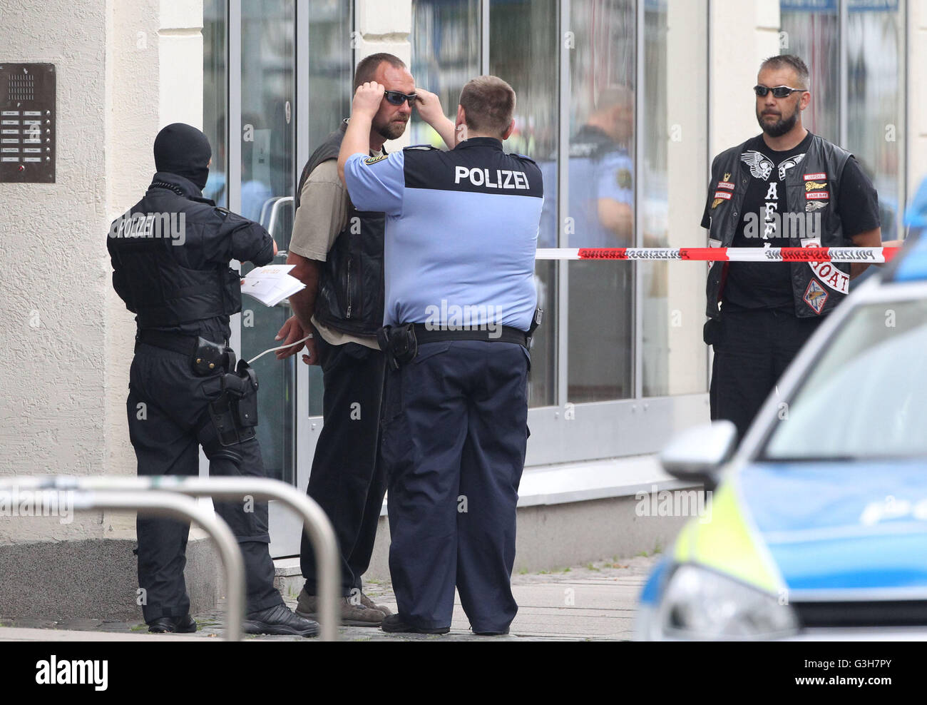 Zwei menschen handschellen -Fotos und -Bildmaterial in hoher Auflösung ...