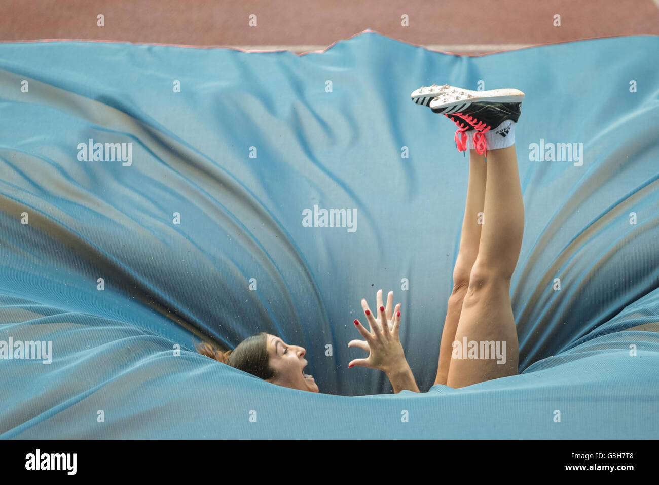 Stabhochsprung-Athlet fällt auf die Matte Absturz während Stockfoto