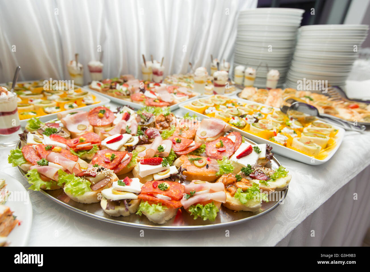 Blick auf verschiedene Lebensmittel auf den Tisch, viele kalte Snacks am Buffet-Tisch, catering Stockfoto