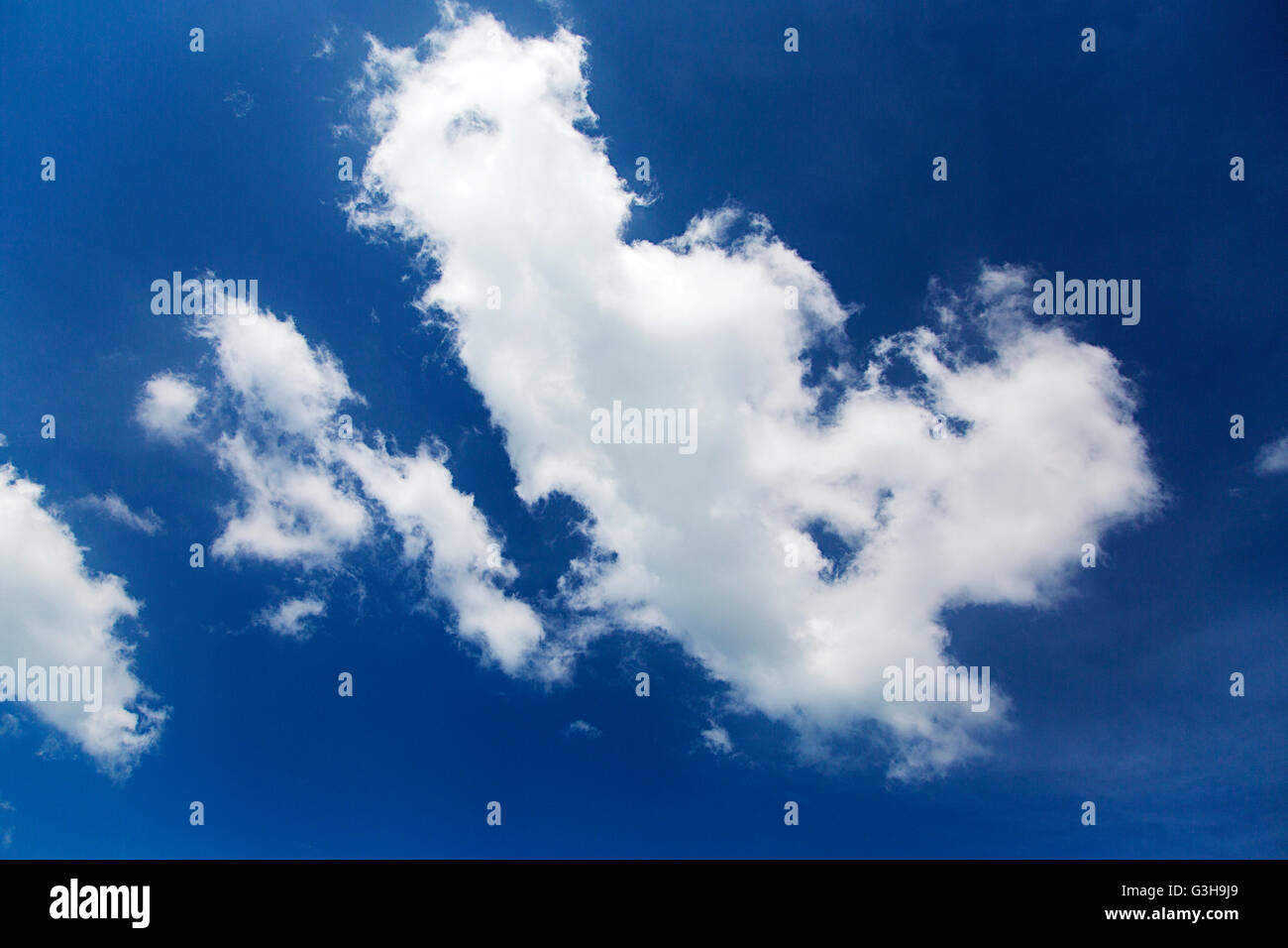 Blick auf die Wolkengebilde am blauen Himmel Stockfoto
